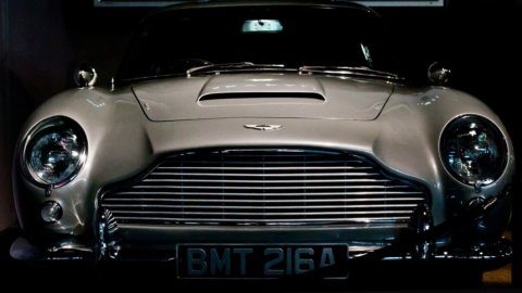 Aston Martin Borsaya indi ve Ferrari'yi uçurdu