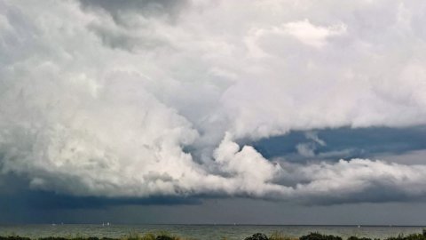 Meteo, il caldo torna alla normalità: arrivano i temporali