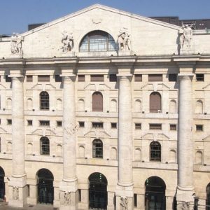 Le banche corrono ma la Borsa chiude in leggero rosso