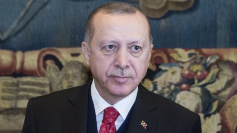 Effetto Turchia: spread in salita, tassi Btp oltre il 3%, Borsa in rosso