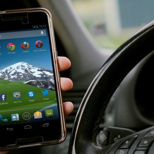 Smartphone al volante, Toninelli: "Posible retirada de la licencia"