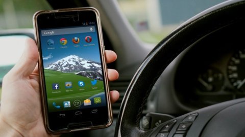 Smartphone al volante, Toninelli: "Posible retirada de la licencia"