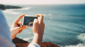 smartphone al mare nelle vacanze