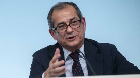 Tria: “Manovra da 37 miliardi, 22 in deficit. Spread ingiustificato”