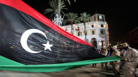 لیبیا افراتفری میں: باغیوں کا طرابلس پر حملہ، قیدی فرار، سیراج خطرے میں