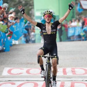 Vuelta：Simon Yates 赢得赛段和红色球衣