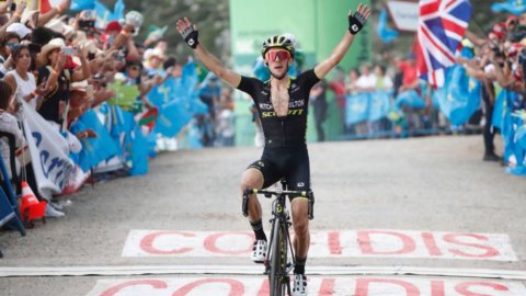 Vuelta: Simon Yates wins stage and red jersey