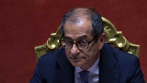 Tria sotto assedio sul Def, Fed snobba Trump e alza i tassi