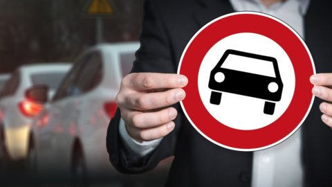 Auto, accordo per taglio emissioni del 35% nel 2030