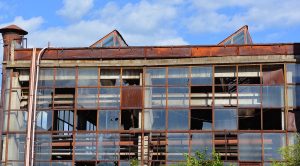 Un edificio in rovina in periferia