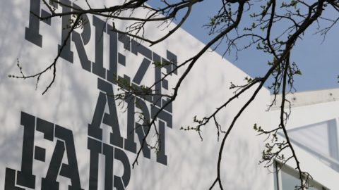 Frieze London: dal vincitore dell'”Artist Award” due stampe a scopo di beneficienza