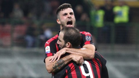 Milan gewinnt und rettet Gattuso, Inter fordert Lazio heraus