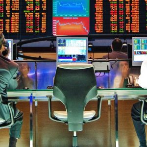 Le utilities corrono ma petrolio e banche frenano la Borsa