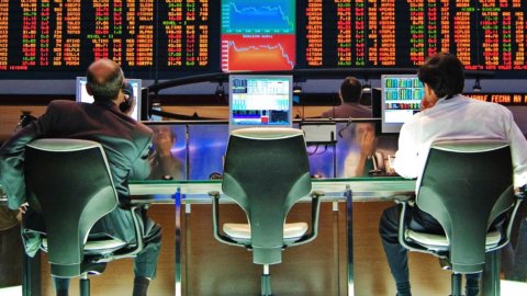 Borsa: vendite su Intesa, Fineco e Poste. Schizza lo spread