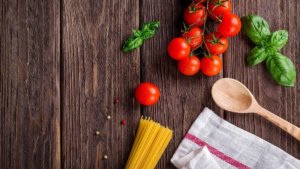 Ingredienti sul tavolo di legno