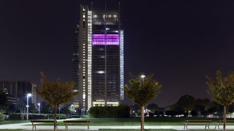 El rascacielos Intesa se tiñe de rosa contra el cáncer de mama