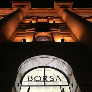 Borse in rosso: Mediaset e Tim affondano Piazza Affari