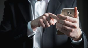 Persona digita su uno smartphone