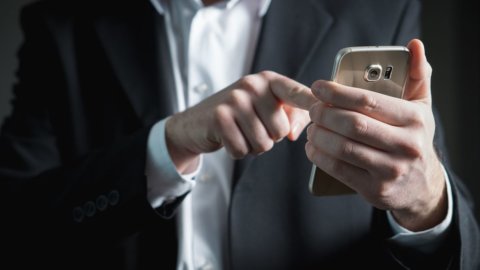 Jumătate dintre italieni fac achiziții prin smartphone: primul în Europa