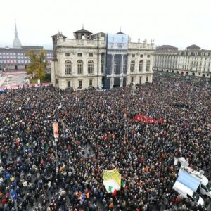 Orang Ya TAV mengisi Turin: 40 di alun-alun