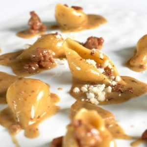 Conchiglioni dengan veal fricassee dan biji-bijian Grana Padano: resep Paolo Rota