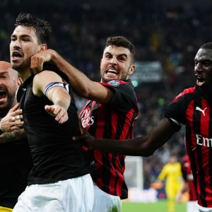 Milan mengejek Udinese di area Romagnoli yang seirama dengan area Champions