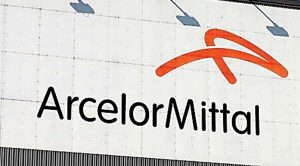 L'insegna di ArcelorMittal