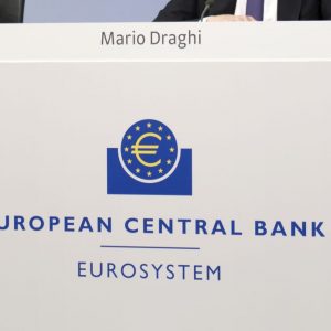 L’effetto Draghi scalda le Borse ma le banche soffrono