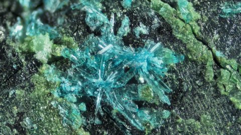 Dolomitler, doğa yeniden dost oluyor: yeni bir mineral keşfedildi
