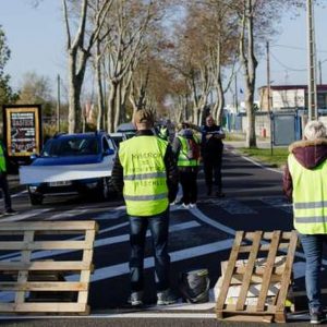 Sarı yelekliler, protestolar patlıyor ve Macron kontrol altında