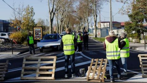 Желтые жилеты, взрыв протеста и Макрон под контролем