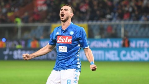 Napoli da rienda suelta al Génova, Inter y Roma buscan la remontada