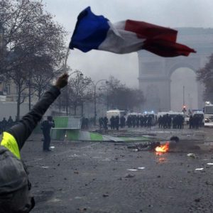 Francia, Gilets jaunes: Macron cerca una via dopo le violenze