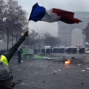 France, le gouvernement reporte et cède aux gilets jaunes