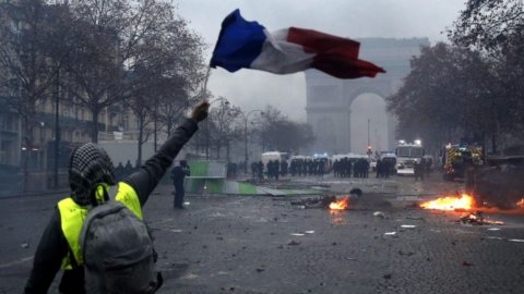 Frankreich verschiebt die Regierung und gibt den Gelbwesten nach