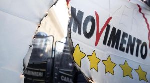 Bandiere M5S bruciate durante la protesta degli Ncc