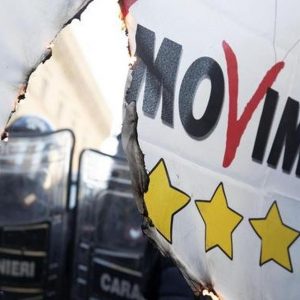 NCC высокого напряжения: флаги M5S сожжены в знак протеста