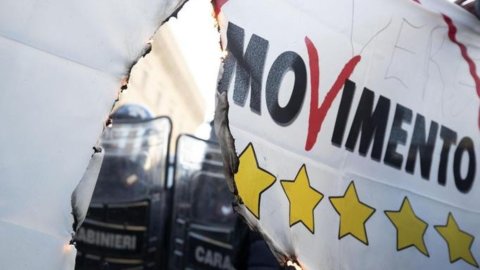 Ncc ad alta tensione: bruciate per protesta le bandiere M5S
