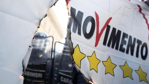 High voltage NCC: M5S flags burned in protest