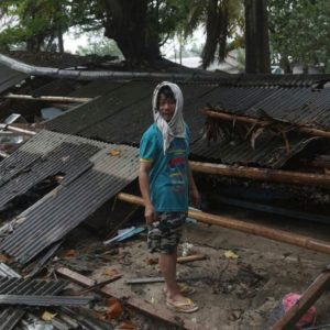 インドネシアの津波：170人以上が死亡 - ビデオ