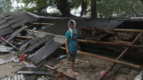 インドネシアの津波：170人以上が死亡 - ビデオ