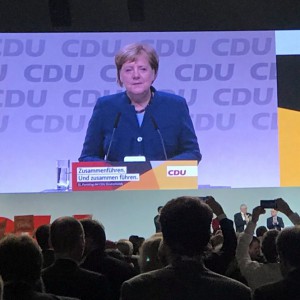 メルケル首相が18年ぶりにCDUに挨拶：クランプ＝カレンバウアー氏が当選