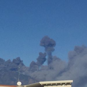 Etna, erupção de Natal: enxame sísmico e cinzas (Foto e Vídeo)