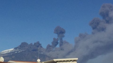 エトナ山、クリスマスの噴火: 群発地震と火山灰 (写真とビデオ)