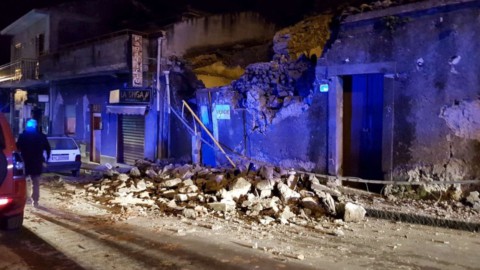 Katanya'da Deprem: Etna Korkutuyor (Fotoğraflar ve Videolar)