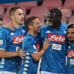 Il Napoli tiene aperto il campionato: 2-1 sull’Atalanta
