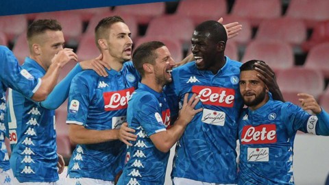 Il Napoli tiene aperto il campionato: 2-1 sull’Atalanta