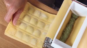 Raviolini con macchina per la pasta