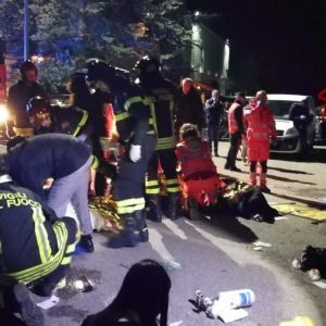 Ancona, tragedia en la discoteca: 6 muertos, cientos de heridos