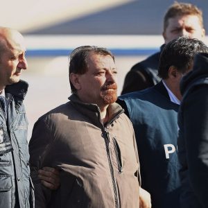 Battisti is in Italy: he will serve a life sentence, 6 months of isolation